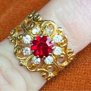 Elegant Vintage Gold and Red Gemstone Ring